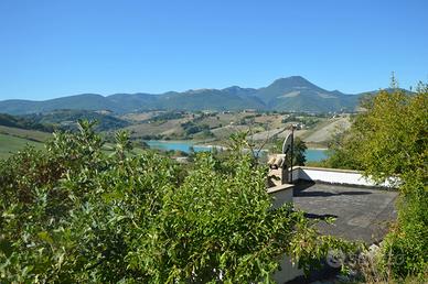 Porzione di casale ristrutturata, vista lago