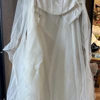 Abito da sposa con velo elegante e raffinato