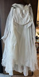 Abito da sposa con velo elegante e raffinato