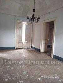 Palazzetto di 350mq con terreno edificabile