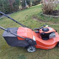 Tosaerba Husqvarna LC 247S, con trazione.