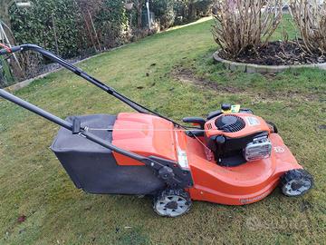 Tosaerba Husqvarna LC 247S, con trazione.