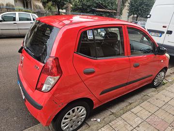 Macchina Hyundai i10 1ª serie rossa