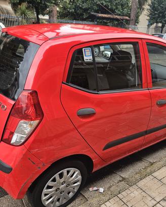 Macchina Hyundai i10 1ª serie rossa