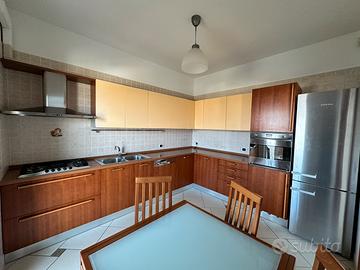 PRIVATO:- Cucina Completa di Elettrodomestici.