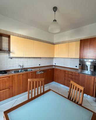 PRIVATO:- Cucina Completa di Elettrodomestici.