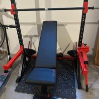 Palestra con panca e pesi