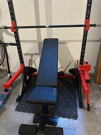 Palestra con panca e pesi