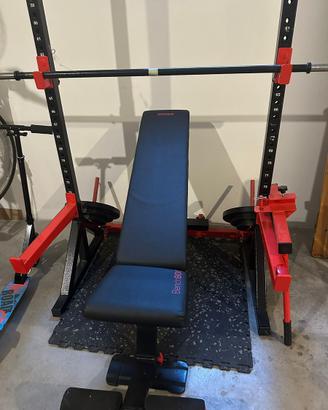 Palestra con panca e pesi