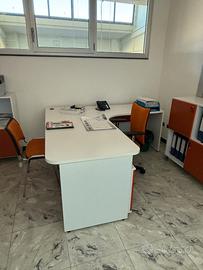 Scrivania completa con armadi e sedie