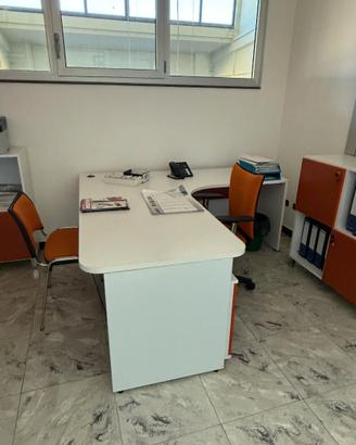 Scrivania completa con armadi e sedie