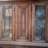 Credenza in legno con vetrinetta