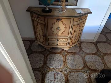 credenza bombata in stile barocco veneziano