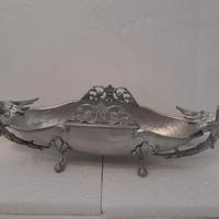 Centrotavola in peltro.