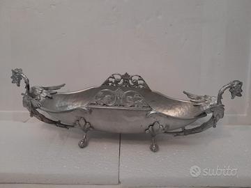 Centrotavola in peltro.