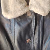 giacca in pelle nera, collo in pelliccia 