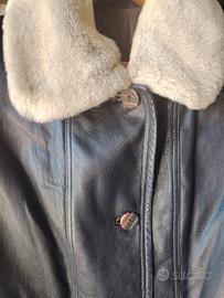 giacca in pelle nera, collo in pelliccia 