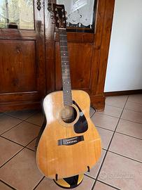 Yamaha FG-335 con custodia e amplificatore