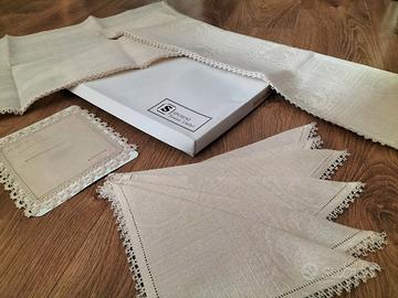 2 tovagliette, 6 tovaglioli, 1 poggia bicchiere 