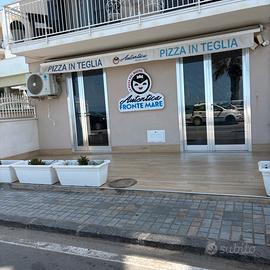 Locale pizzeria sul mare