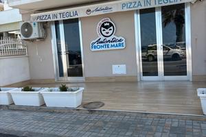 Locale pizzeria sul mare