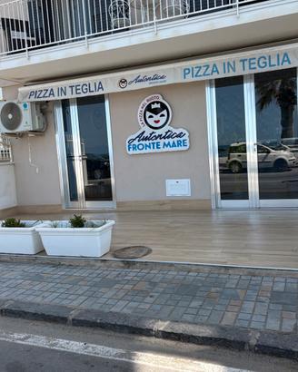 Locale pizzeria sul mare