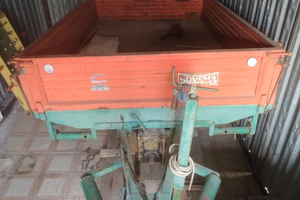 Rimorchio basculante con trazione per trattore