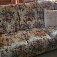 Divani con letto e materassi.