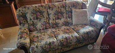 Divani con letto e materassi.