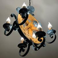 Lampadari in ferro battuto e legno