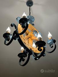Lampadari in ferro battuto e legno