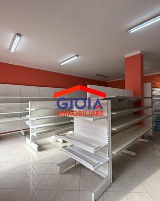 Immobile di 200 m² con 1 locale a Falciano del Mas