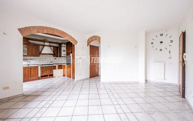 Trilocale al piano terra con giardino, cantina e g