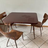 Tavolo con sedie antiche