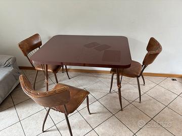 Tavolo con sedie antiche