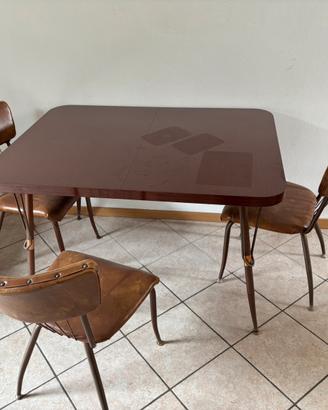 Tavolo con sedie antiche