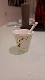 Tazza di porcellana con ijiziale C