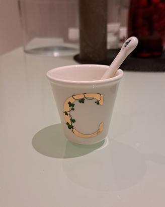 Tazza di porcellana con ijiziale C