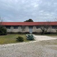 Ampio magazzino indipendente con terreno privato -