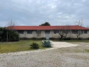 Ampio magazzino indipendente con terreno privato -