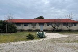 Ampio magazzino indipendente con terreno privato -