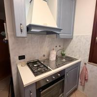 Cucina con elettrodomestici