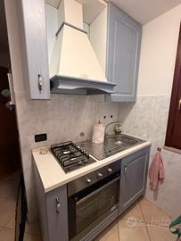 Cucina con elettrodomestici