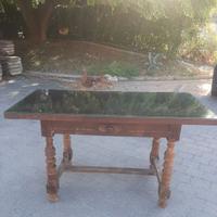 Tavolo antico con gambe tornite in legno massello