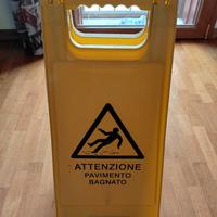 cartello pavimento bagnato 