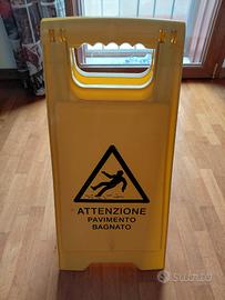 cartello pavimento bagnato 