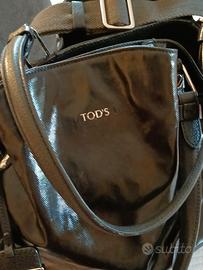 Tod'sBorsa in vernice nera a mano e con tracolla