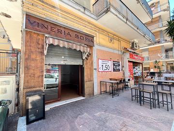Pozzuoli pressi Anfiteatro, locale commerciale