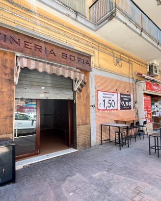 Pozzuoli pressi Anfiteatro, locale commerciale