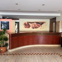 Reception albergo e vetrine espositive